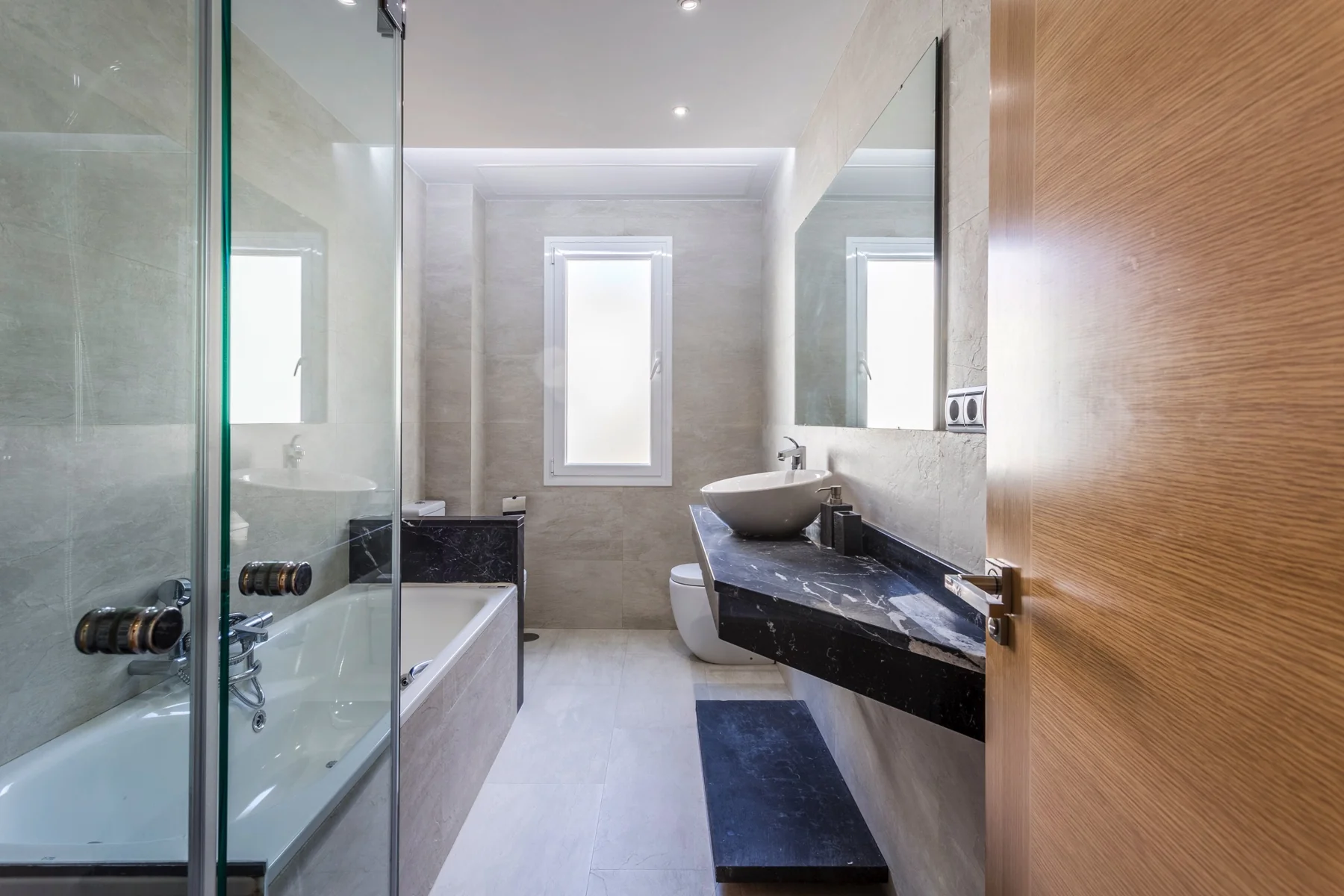 Baño principal con bañera de hidromasaje, ducha y lavabo