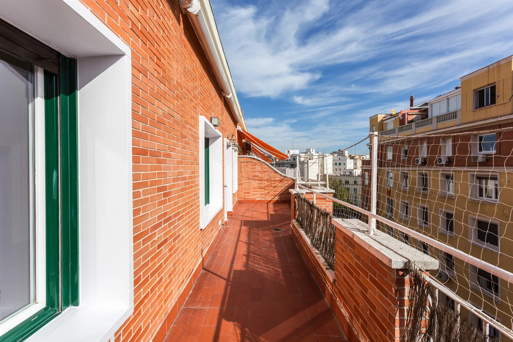 Terraza de ladrillo con vistas a los edificios de Madrid