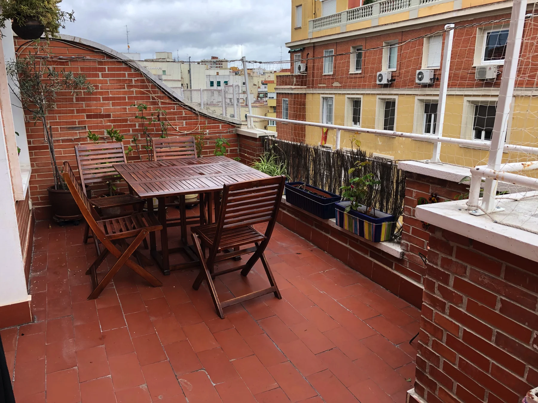Terraza amueblada con una mesa y sillas de exterior